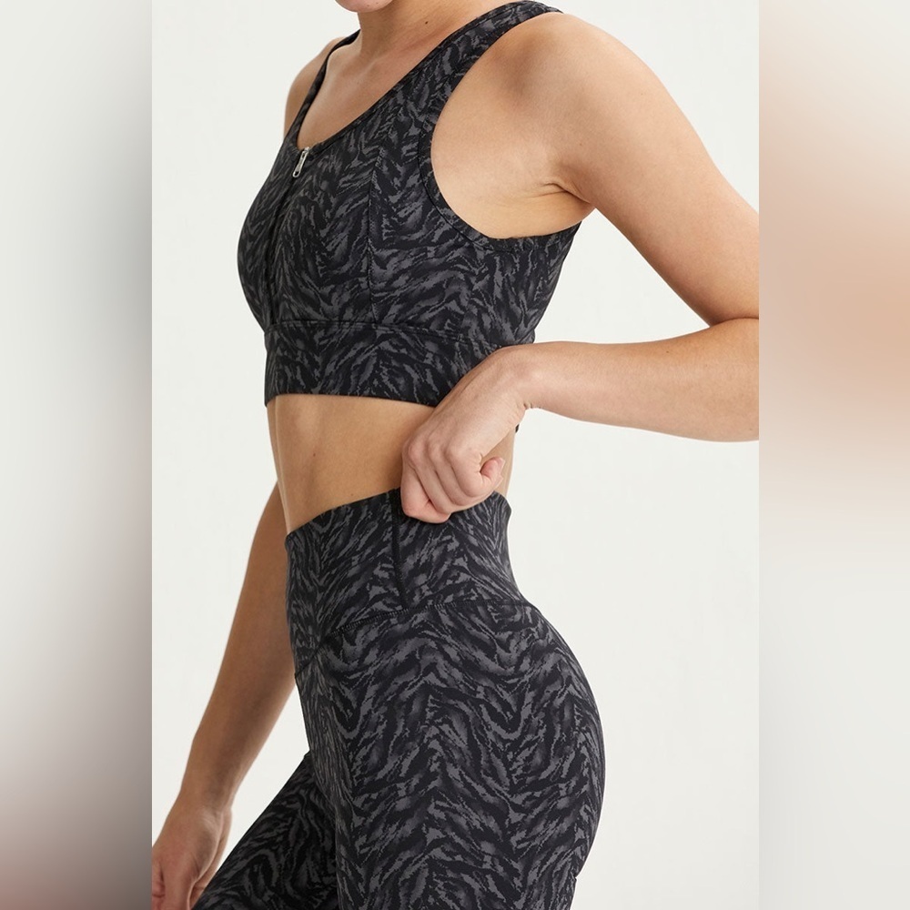 Varley Fay Bra in Dark Mono Zebra Size XS Activewear Athleisure Gym Sports Bra - Picture 2 of 9